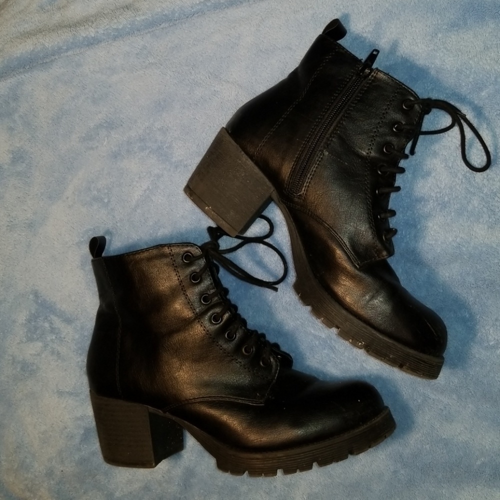 Short black lace up boots